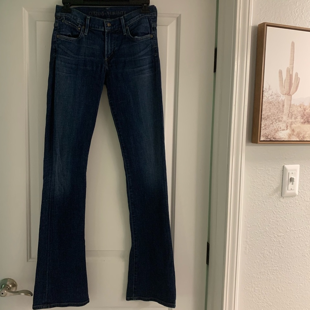 Low waisted dark jeans